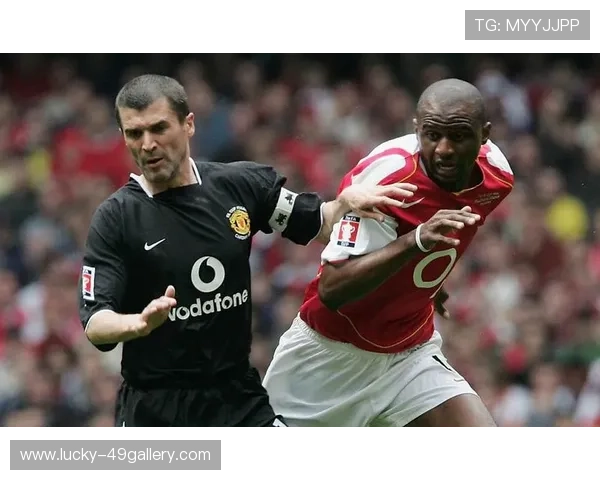 一脚踢爆足球引发震撼 球星展现超凡力量与精准技巧