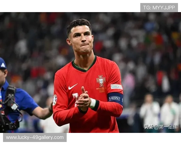 在浩瀚太平洋之上，球星们与海浪共舞展现足球魅力