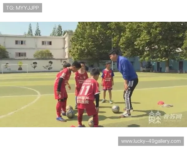 左脚挥舞足球梦想踢出无限可能，球场英姿尽显英雄本色