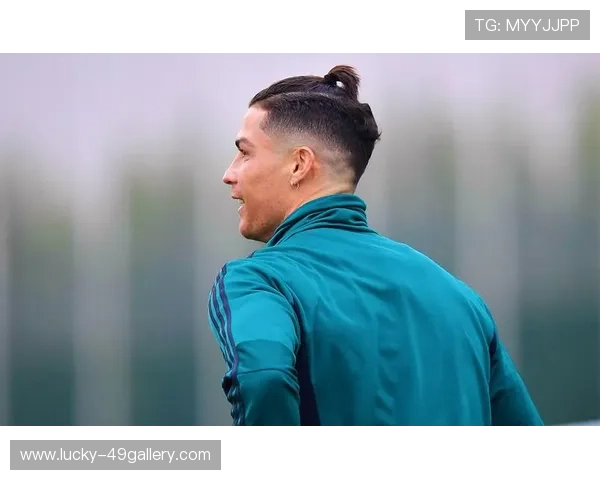 拥有小辫子独特发型的足球明星们展现个性与实力的精彩瞬间